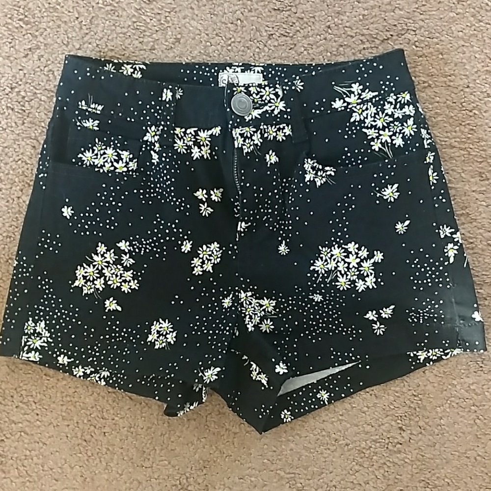 Shorts with white daisy print